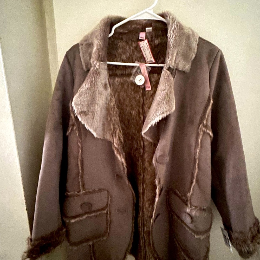 Looks like faux sheepskin good to wear in the fall